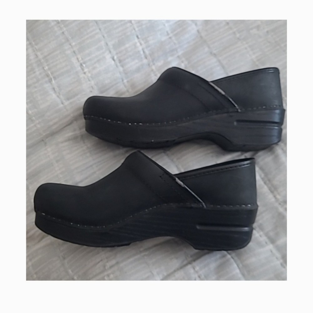 Dansko 36 Black Oiled